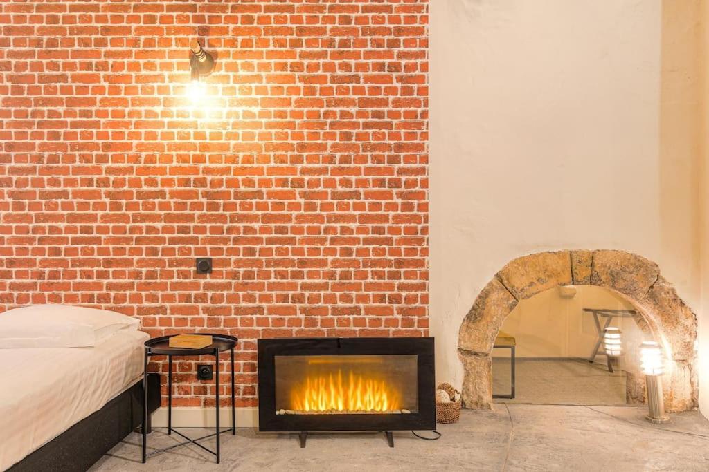 Industrial-Style Studio With Bathtub, Vieux-里昂 外观 照片