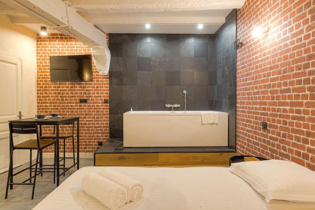 Industrial-Style Studio With Bathtub, Vieux-里昂 外观 照片