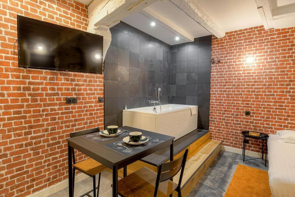 Industrial-Style Studio With Bathtub, Vieux-里昂 外观 照片