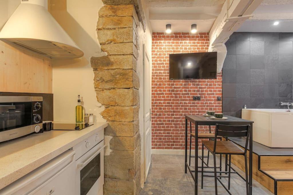 Industrial-Style Studio With Bathtub, Vieux-里昂 外观 照片