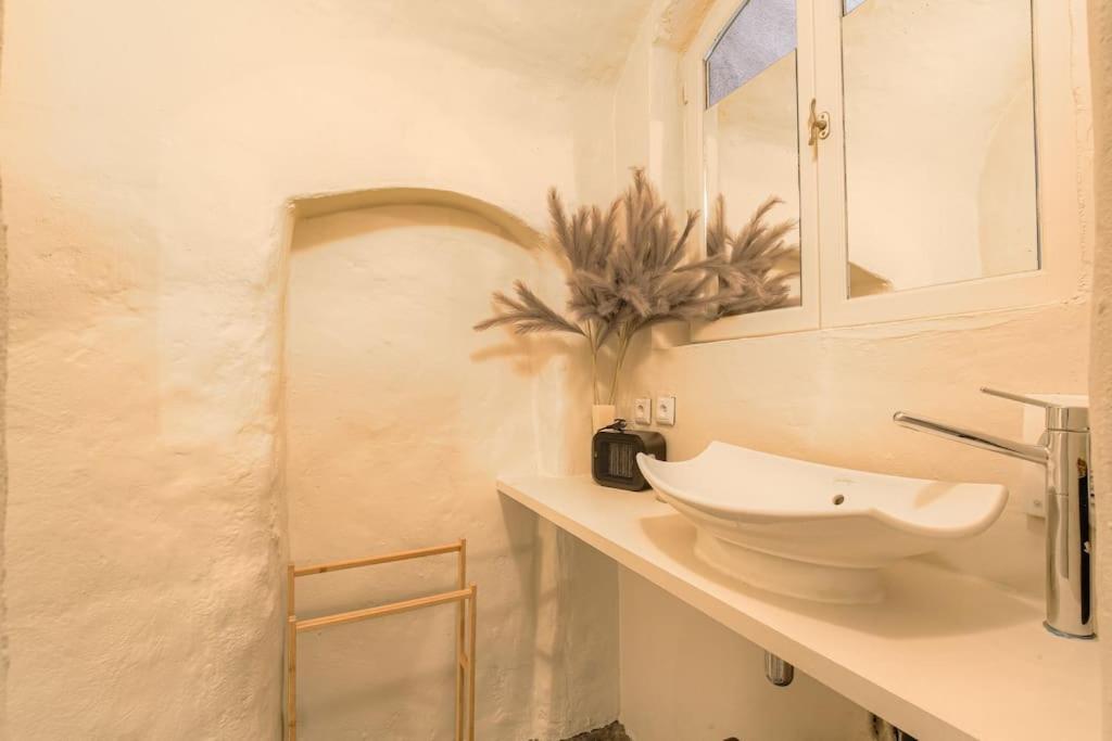Industrial-Style Studio With Bathtub, Vieux-里昂 外观 照片