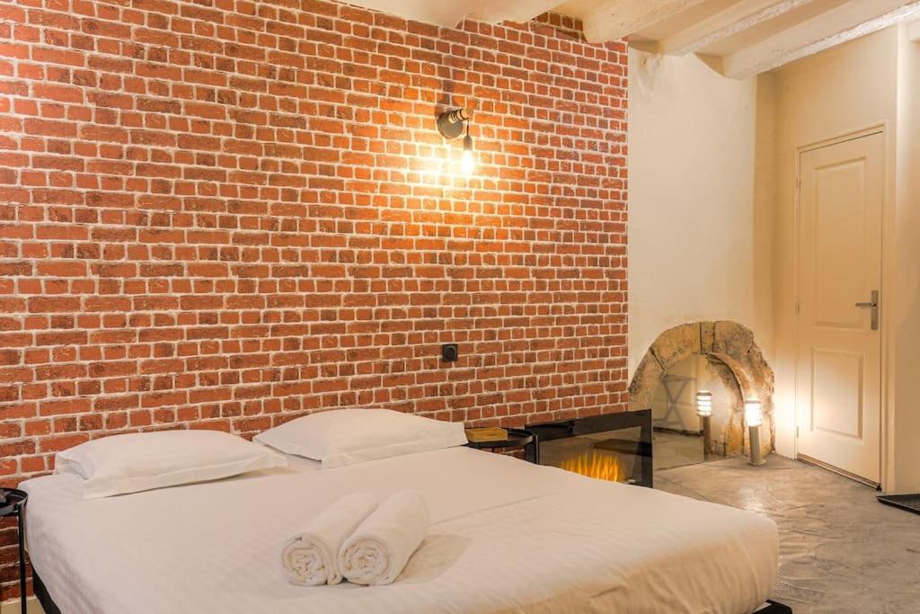 Industrial-Style Studio With Bathtub, Vieux-里昂 外观 照片