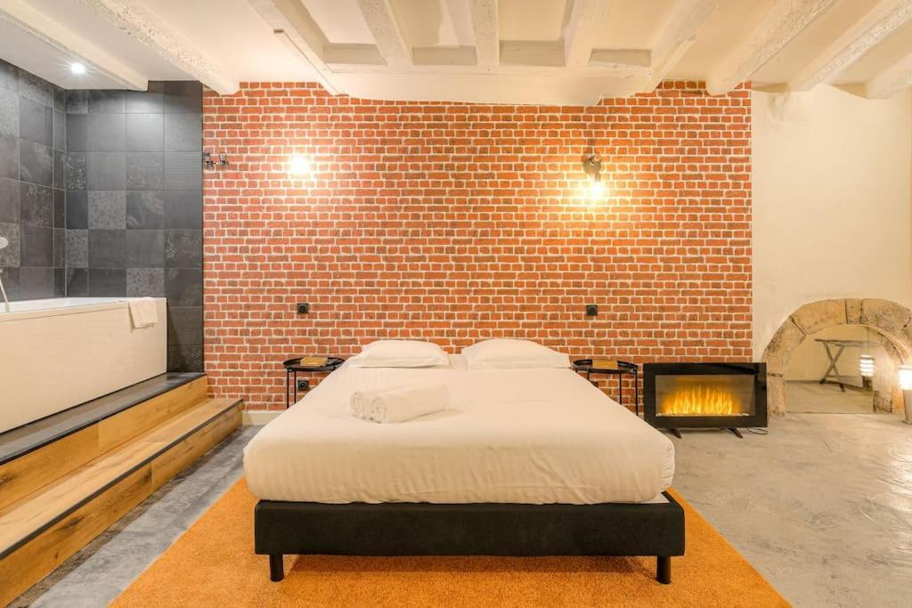 Industrial-Style Studio With Bathtub, Vieux-里昂 外观 照片