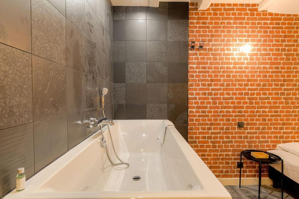 Industrial-Style Studio With Bathtub, Vieux-里昂 外观 照片