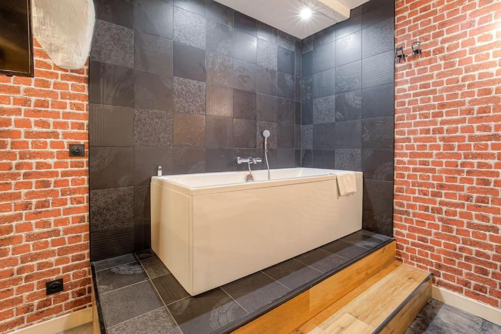 Industrial-Style Studio With Bathtub, Vieux-里昂 外观 照片