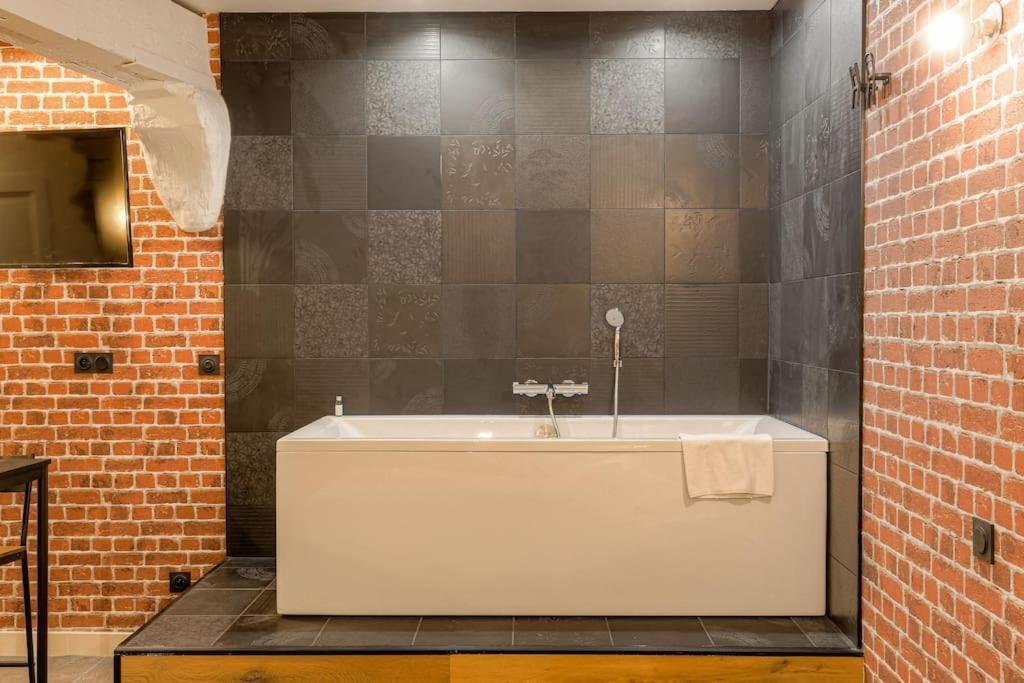 Industrial-Style Studio With Bathtub, Vieux-里昂 外观 照片